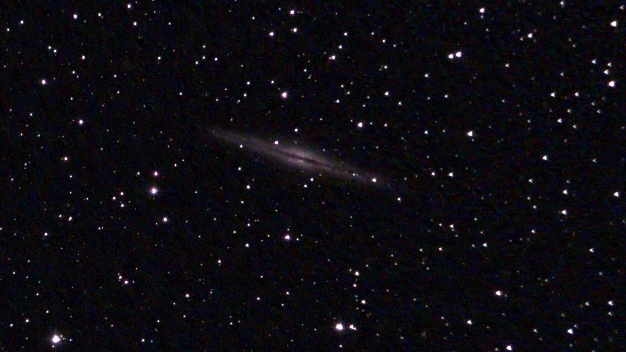 Die majestätische edge-on Galaxie NGC 891, fotografiert mit dem Unistellar eQuinox 2. 8 Minuten Stacking ohne Nachbearbeitung.